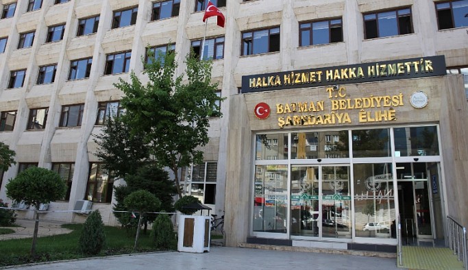 Batman kayyımı poster ve bayrağa 1 milyon 550 bin harcadı