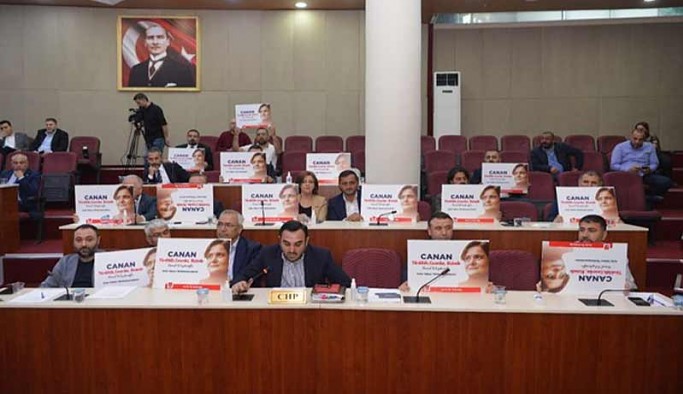 Belediye Meclisi’nde Kaftancıoğlu dövizleri açılınca AKP’liler salonu terk etti