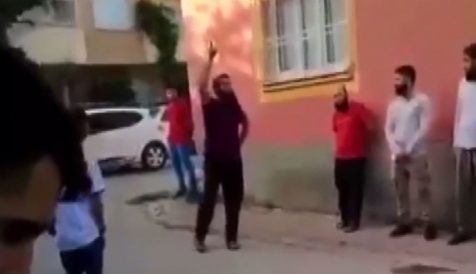 'Çarşaflılar çocuk kaçırdı' paylaşımı yapan kadının evini basıp özür dilettiler