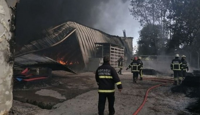 Gebze'de plastik fabrikasında yangın: 1 işçi hastaneye kaldırıldı