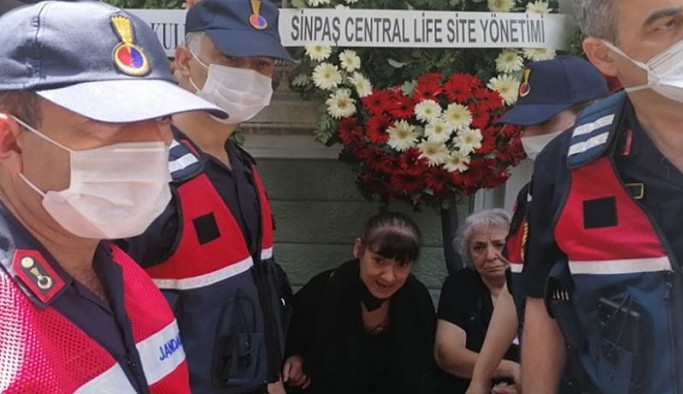 Gezi davası tutuklusu Mine Özerden, babasının cenazesine jandarma ablukasında katıldı
