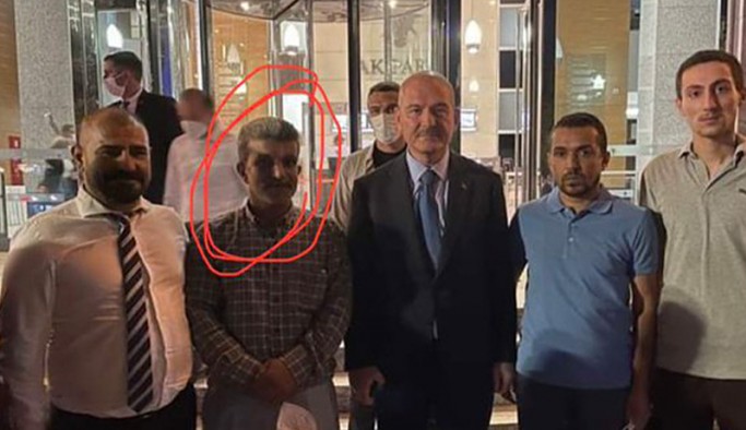 HDP Genel Merkezi önüne gidenlerden birinin Soylu ile fotoğrafı ortaya çıktı