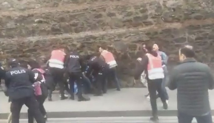İstanbul’da Taksim Meydanı’na yürümek isteyenler gözaltına alındı