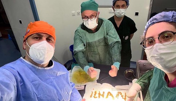 Mide şişkinliği şikayetiyle giden hastanın safra kesesinden 1250 taş çıktı