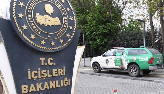 Özdağ’ın 'bekle geliyorum' diye seslendiği İçişleri Bakanlığı önüne ‘Hayvan Durum İzleme’ aracı çekildi