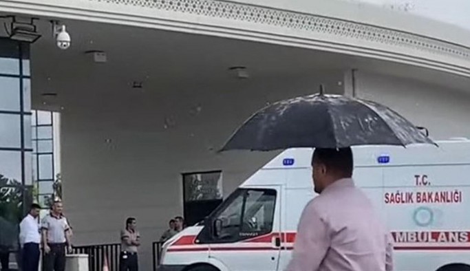 Ambulans şoförü Sağlık Bakanlığı önünde kendisini araca kilitledi