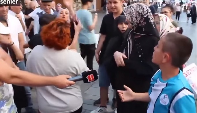 12 yaşındaki çocuk, 'Ekonomi iyi' diyen AKP'li kadını sus pus etti