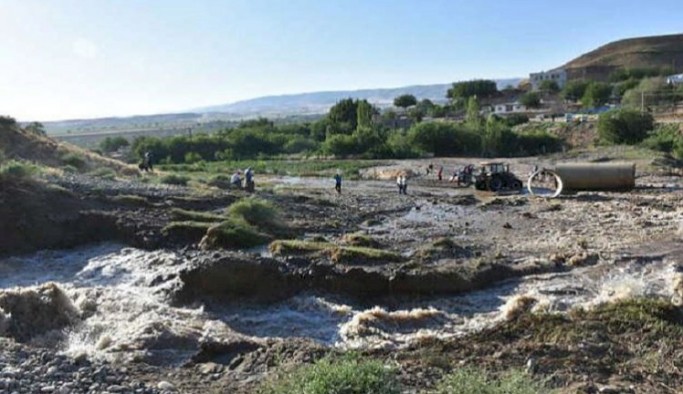 Batman'da Sulama kanalının sifonu patladı, 120 ton buğday suya kapıldı