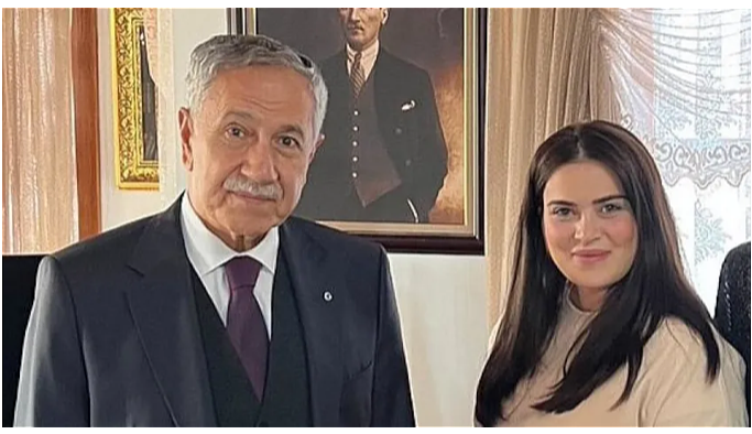 Bülent Arınç'ın yeğeni partisini seçti, rozetini taktı