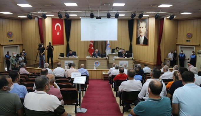 HDP'li üyeleri gözaltına alınan Akdeniz Belediye Meclisi teklifleri kabul etti