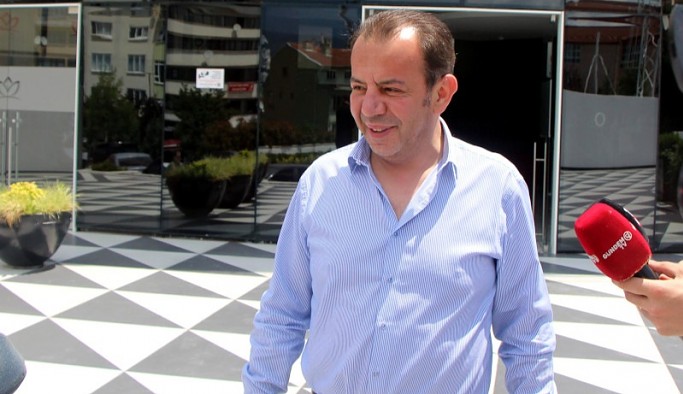 Özcan: Mansur Bey hiç konuşmadan prim yapıyor; şapkasını koysa cumhurbaşkanı seçilecek