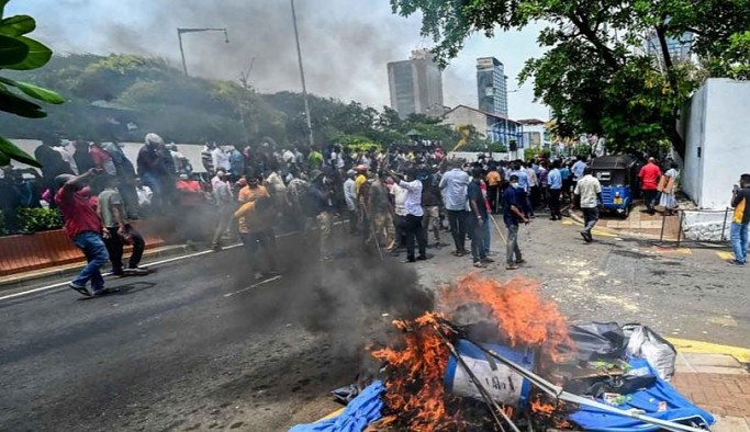 Sri Lanka'da halk Saray'ı bastı, cumhurbaşkanı kaçtı