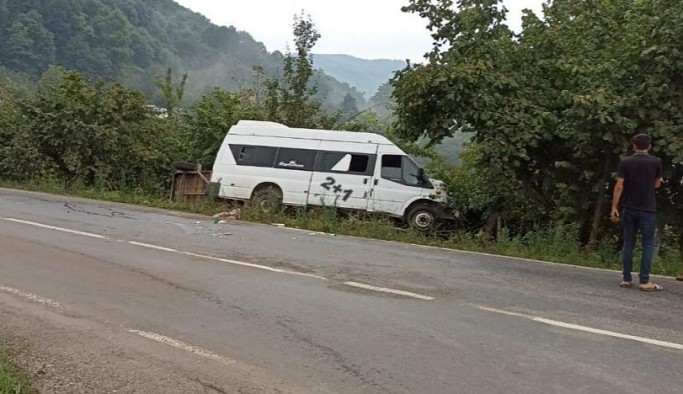 Mevsimlik işçileri taşıyan minibüs kaza yaptı: 13 yaralı