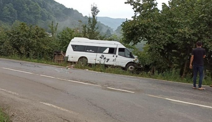 Mevsimlik işçileri taşıyan minibüs kaza yaptı: 13 yaralı