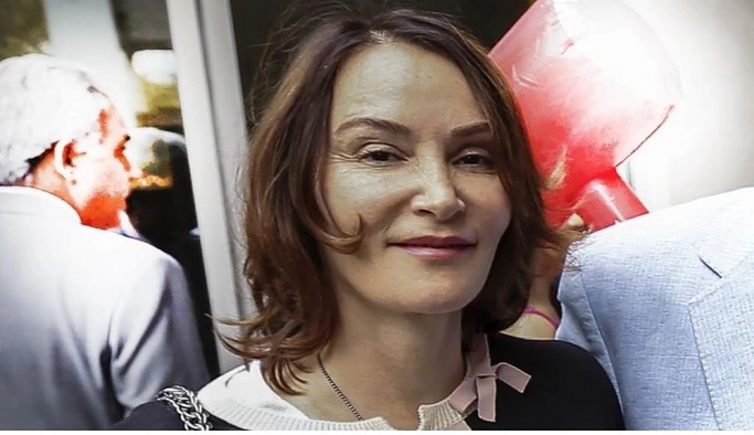 Aslı Baykal CHP'yi hedef aldı, AKP'ye göz kırptı