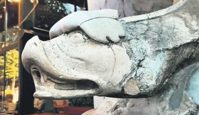 Galatasaray Lisesi kapısındaki 150 yıllık heykelle ilgili çalıntı şüphesi