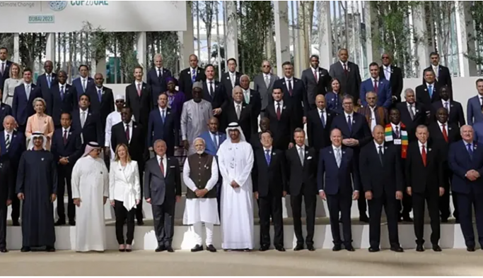 Davutoğlu'dan COP28 fotoğrafına tepki: Müslüman liderlere yakışır mı?