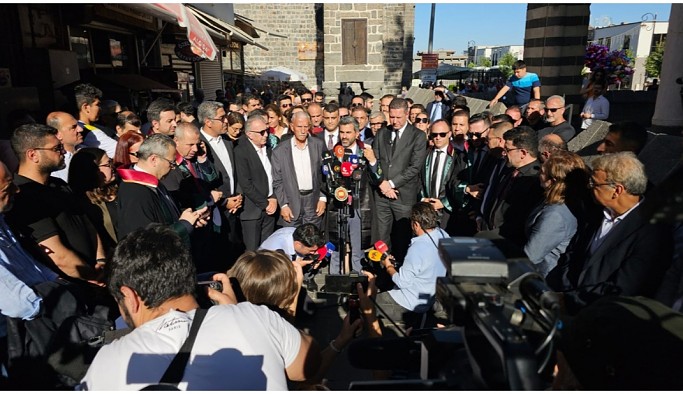Avukatlar, Tahir Elçi'nin öldürüldüğü Dört Ayaklı Minare önünde açıklama yaptı: 'Berat kararı insan aklıyla dalga geçmektir'