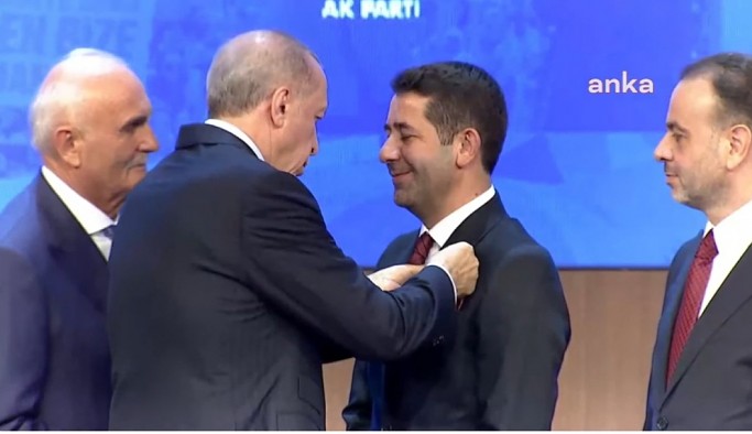 Erdoğan rozetlerini taktı: İki milletvekili, 13 belediye başkanı AKP'ye geçti