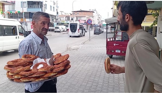 Simitçi: İki emekli bir simiti bölüşüp yiyorlar