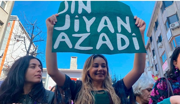 Kadınlar ‘Jin jiyan azadî’ sloganıyla Kadıköy'de toplandılar