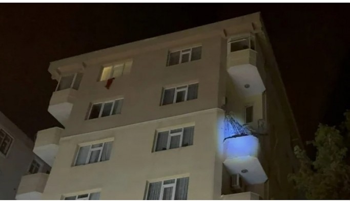 Kadıköy'de altı katlı bir binada balkon çöktü