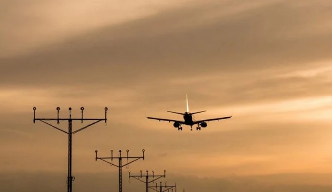 İran'ın bazı bölgelerinde hava sahası uçuşlara açıldı