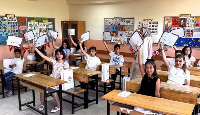 Karnesini alan 20 milyon öğrenci yaz tatilinde