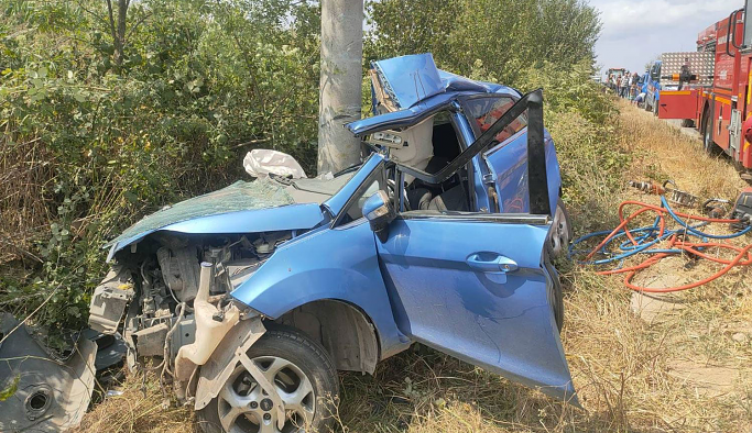14 yaşındaki çocuğun sürdüğü araç direğe çarptı: İki kardeş öldü