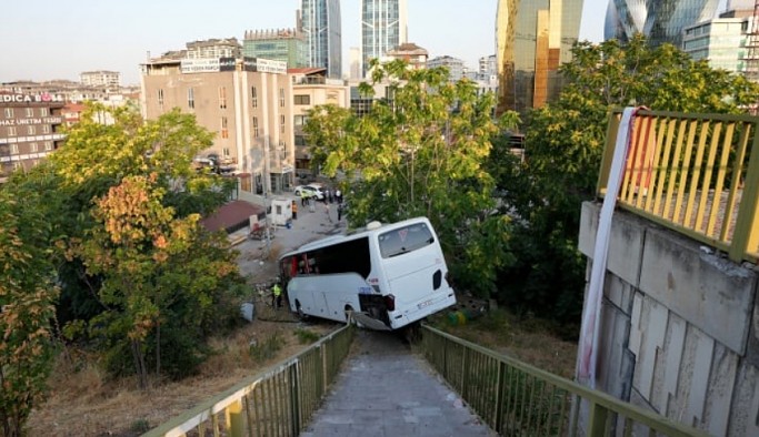 Maltepe'de bir servis aracı köprülü kavşaktan düştü: Biri ağır sekiz yaralı