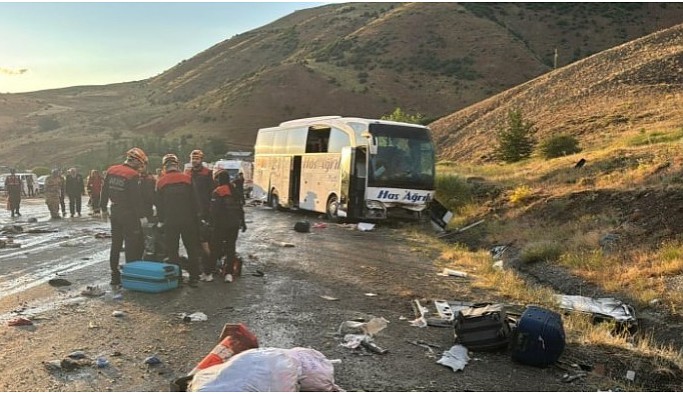 Yolcu otobüsü dağ yamacına çarptı: 4 ölü