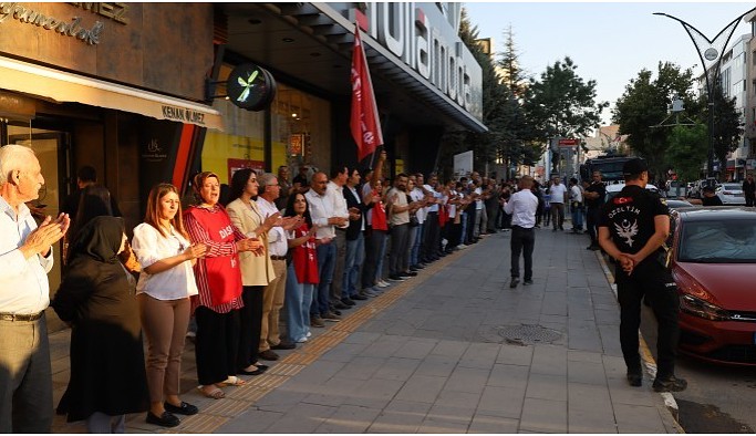 Wan'da 223 işçi için insan zinciri oluşturuldu