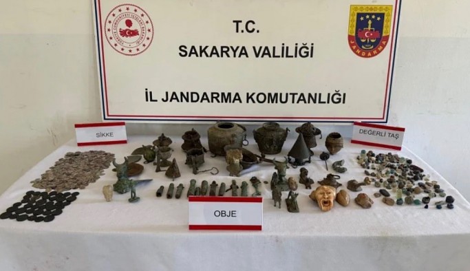Sakarya'da kaçak kazı: 806 tarihi objeye el kondu