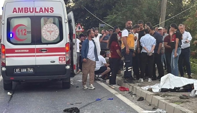 Akçakoca'da tır ve işçileri taşıyan araç çarpıştı: Dört ölü, sekiz yaralı