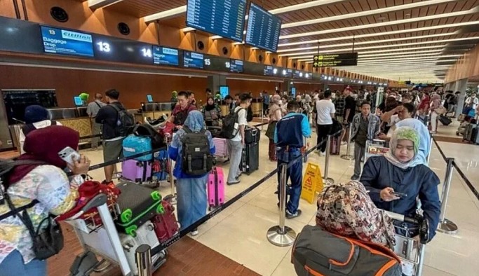 Endonezya'da yanardağ patlaması: 170 bin yolcu mahsur kaldı
