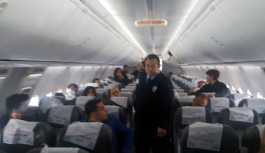 Yolcular önce 'kapı arızası', sonra 'Mesai bitti' denilerek uçaktan indirildi
