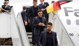 Merkel de eleştirilere hedef olan Özil ve Gündoğan'la görüşmüş