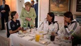 Merkel'den Özil ve Gündoğan'a destek