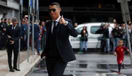 Ronaldo ve takımı, Rusya'da tuz ve ekmekle karşılandı