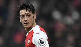 Alman hükümeti: Merkel, Özil'i çok takdit ediyor