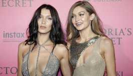 Emily Ratajkowski ve Gigi Hadid'den Mikonos çıkarması