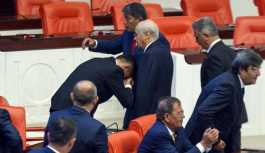 İYİ Parti milletvekili Bahçeli’nin elini öptü