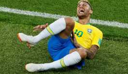 Neymar yerde yuvarlanırken Dünya Kupası 14 dakika durdu