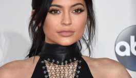 Zuckerberg'i sollayan Kylie Jenner, Forbes'e kapak oldu