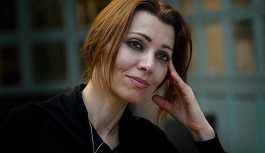 Elif Şafak: Türkiye uzaklaşsa bile Batı, halkın direnmesine yardım etmeli