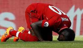 Liverpool'un Müslüman oyuncusu Mane maçtan sonra cami temizledi