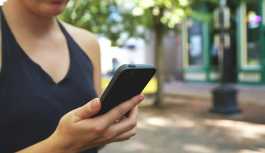 Çinli kadın 1 hafta telefonu elinden bırakmayınca, parmaklarını kullanamadı