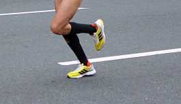 Japon koşucudan maraton azmi: Bacağı kırıldı, emekleyerek tamamladı
