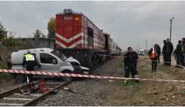 Tren araca çarptı: 2 yaralı