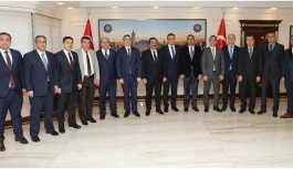 AKP adayı kayyum belediyeyi seçim ofisine çevirdi
